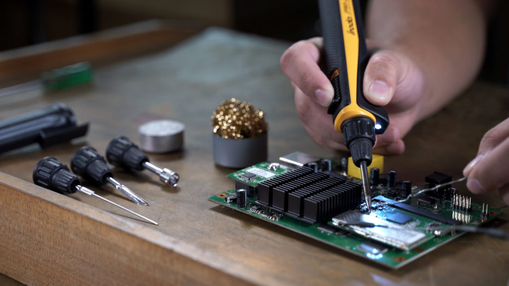 Using Pro-Iroda's PRO-25U Professional USB Powered Soldering Iron on Repairing Circuit Boards