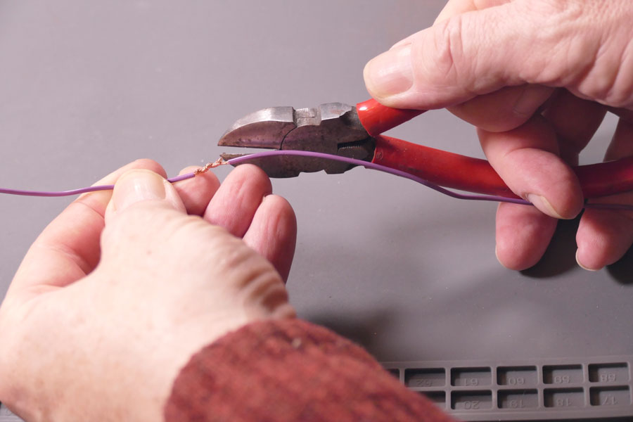 Soldering-wires-together-with-a-gas-soldering-iron-02-min