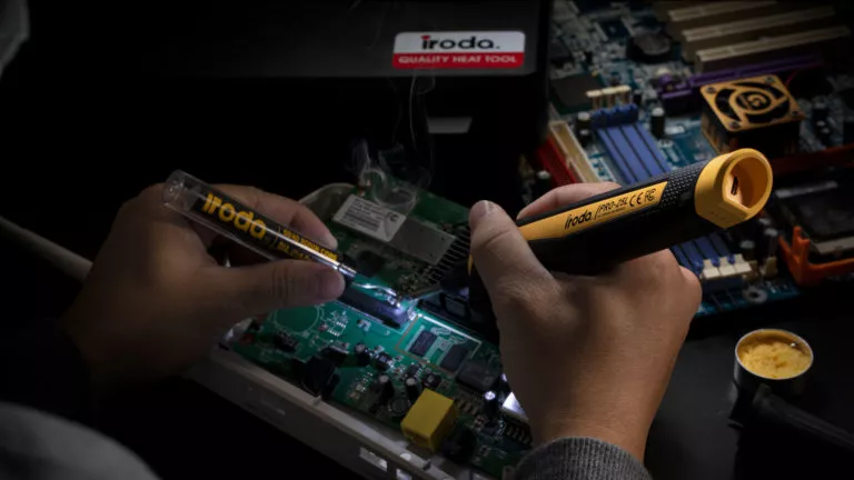 Using Pro-Iroda's PRO-25L Cordless USB Rechargeable Soldering Iron to do Soldering