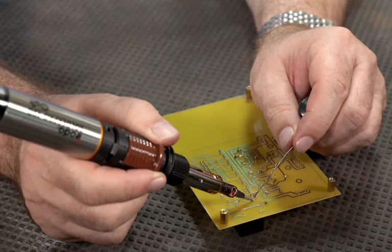 Using SOLDERPRO 120K Professional Butane Soldering Iron from Pro-Iroda to Soldering a Circuit Board
