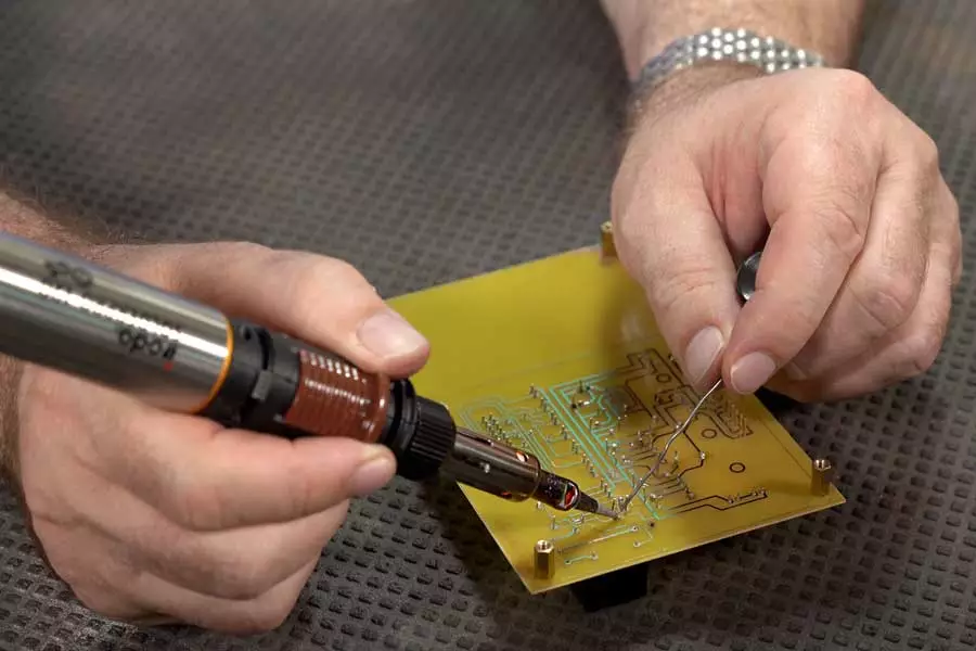 Using SOLDERPRO 120K Professional Butane Soldering Iron from Pro-Iroda to Soldering a Circuit Board