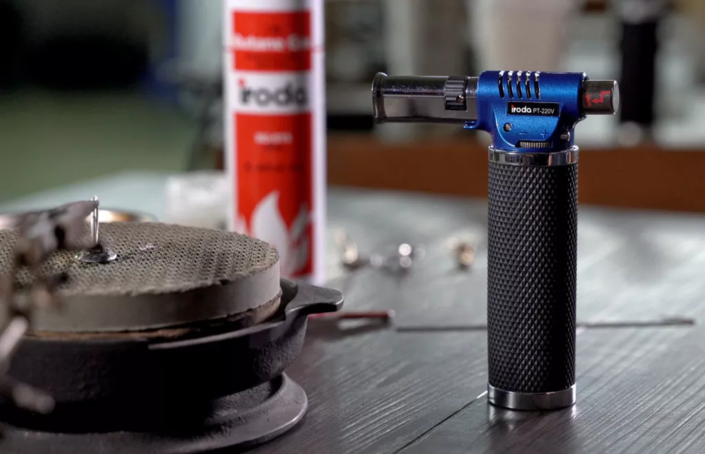 Pro-Iroda's PT-220V Professional Butane Torch on a table