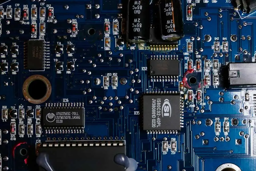 Desoldering PCB components with an Iroda SolderPro 110K gas soldering iron-01