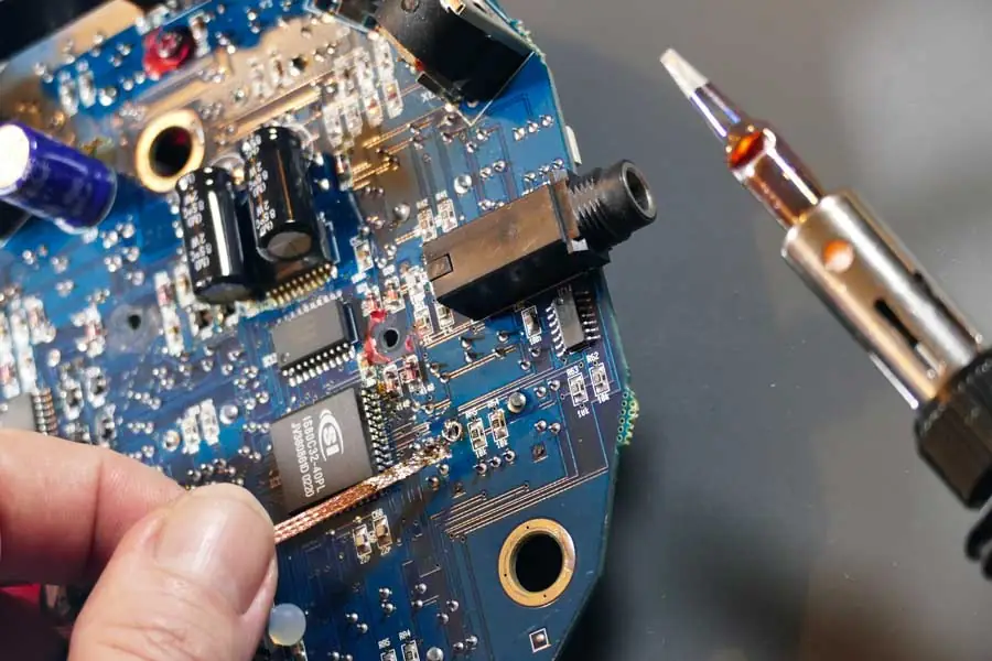 Desoldering PCB components with an Iroda SolderPro 110K gas soldering iron-02