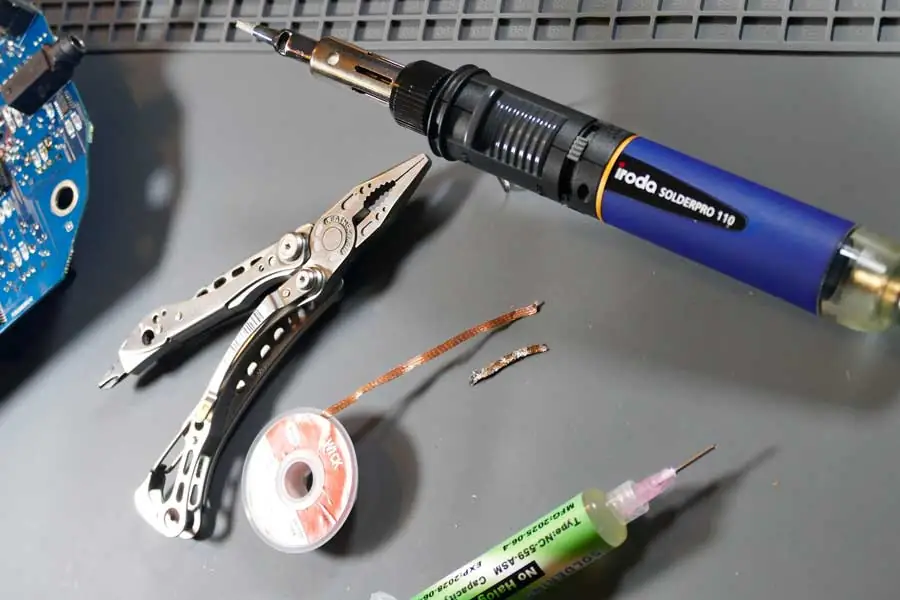 Desoldering PCB components with an Iroda SolderPro 110K gas soldering iron-03