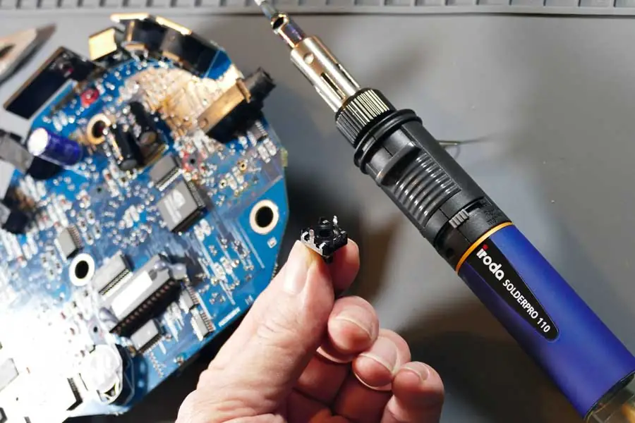 Desoldering PCB components with an Iroda SolderPro 110K gas soldering iron-04